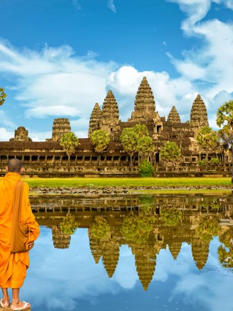 Mönche vor See und Tempel bei Angkor Wat – Kambodscha Familienreise