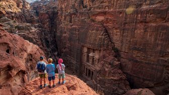 Kinder blicken auf Schatzhaus Petra - Jordanien Urlaub mit Kindern