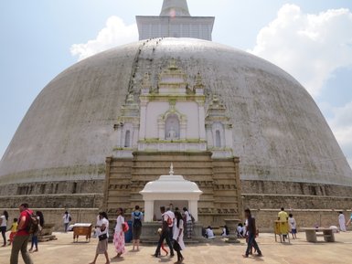 Die strahlend weiße Ruwanweli Maha Seya in Anuradhapura – Sri Lanka Reise mit Kindern