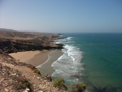 Blick von oben auf die Küste von Essaouira mit Klippen – Marokko mit Kindern