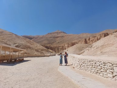 Zwei Frauen erkunden das Tal der Könige in Luxor – Ägypten Reise mit Kindern