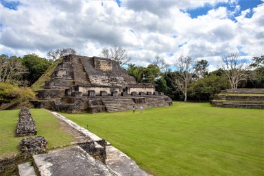 Antike Ruinen einer Maya-Stätte umgeben von Natur – Mexiko mit Kindern