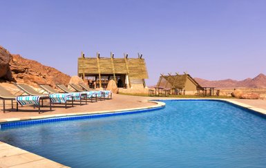Poolbereich Desert Quiver Camp - Namibia mit Jugendlichen