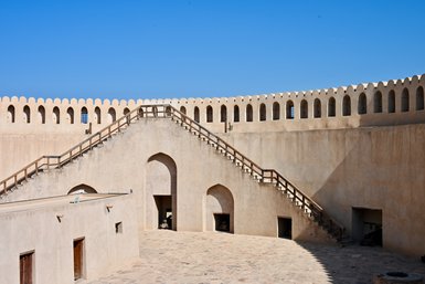 Lange Treppe im Nizwa Fort in Nizwa – Oman Familienreise