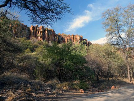 Der Wasserberg-Plateau in Namibia zeigt beeindruckende, farbenfrohe Felsen, umgeben von üppiger Vegetation und klarem Himmel.
