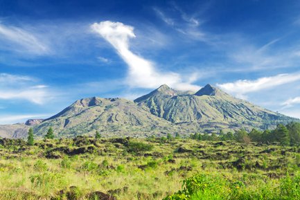 Vulkan Mount Batur mit klar blauem Himmel im Hintergrund – Bali Reise mit Kindern