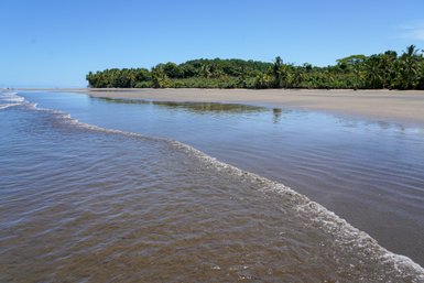Weitläufiger Sandstrand und klares Wasser bei Uvita – Costa Rica mit Kindern
