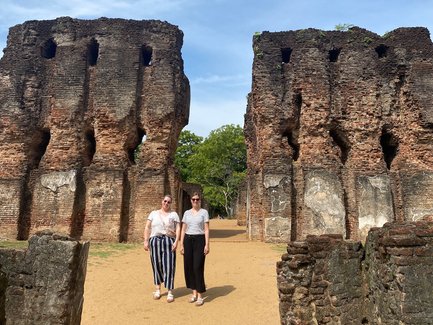 Zwei Frauen stehen vor den Ruinen in Polonnaruwa – Sri Lanka Familienreise