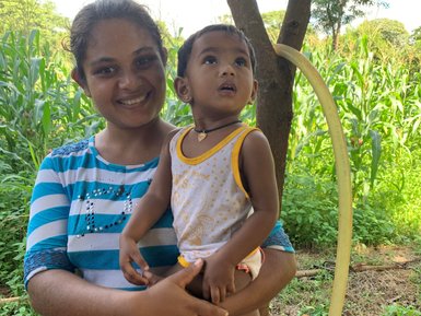 Einheimische Frau mit ihrem Kind auf der Ritigala Farm – Sri Lanka Familienreise
