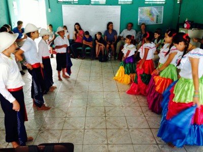 Kinder tragen bunte Trachten in Costa Rica – Costa Rica Reise mit Kindern