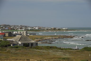 Häuser in Cape Agulhas mit Blick auf den Ozean – Garden Route Reise mit Kindern