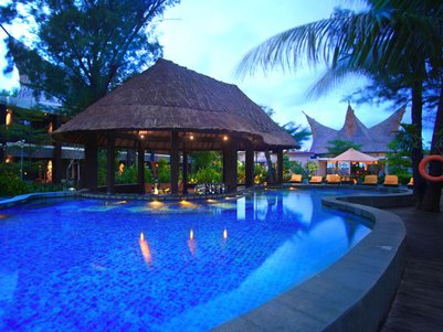 Ein einladender Poolbereich mit einem traditionellen Strohdach und sanften Lichtern, umgeben von üppigem Grün.