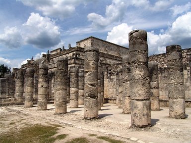 Steinreihen und verzierte Säulen neben der Pyramide des Kukulcán – Mexiko mit Kindern