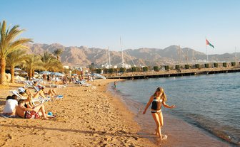 Liegen und Strandabschnitt im Mövenpick Resort Aqaba - Jordanien Familienurlaub
