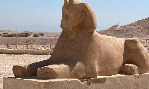 Eine Sphinx-Statue im Vorhof des Hatschepsut-Tempels – Ägypten Reise mit Kindern