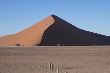 Ein Blick aus der Ferne auf eine Sanddüne