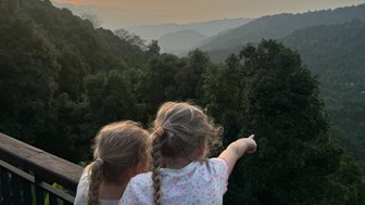 Kinder erkunden den grünen Garten der Munduk Sari Garden Villa – Bali Reise mit Kindern