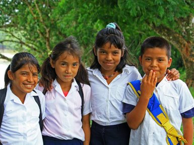 Schulkindern aus Costa Rica lächeln in die Kamera – Costa Rica Familienreise