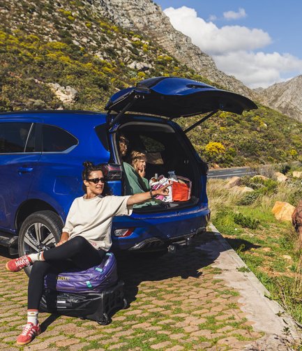 Familie steht neben dem Auto in Hermanus – Südafrika mit Kindern