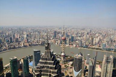 Aussicht von oben auf Shanghai mit Huangpu-Fluss und moderner Skyline – China mit Kindern