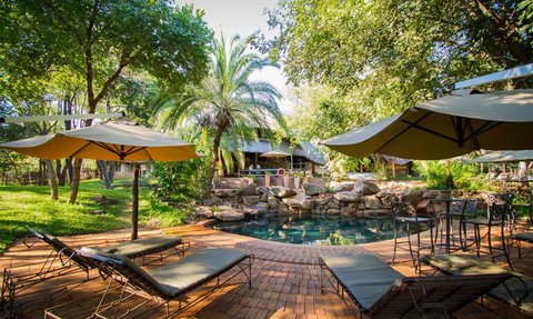 Poolbereich Lokuthula Lodge - Namibia Rundreise mit Kindern