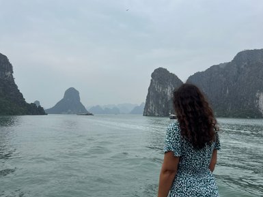 Frau steht vor der Landschaft der Halong-Bucht – Vietnam mit Kindern