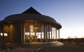Außenansicht Restaurant Naankuse Lodge - Namibia mit Jugendlichen