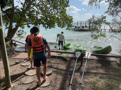 Kinder bereiten sich auf eine Kajaktour an der Lagune von Bacalar vor – Mexiko mit Kindern