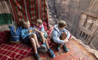 Jungs schauen auf die Fassade des Schatzhauses von Petra - Jordanien Reise mit Kindern