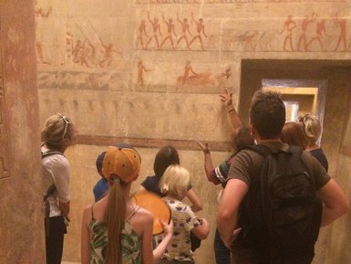 Familie bestaunt die Wandmalerei im Tal der Könige in Luxor – Ägypten Reise mit Kindern