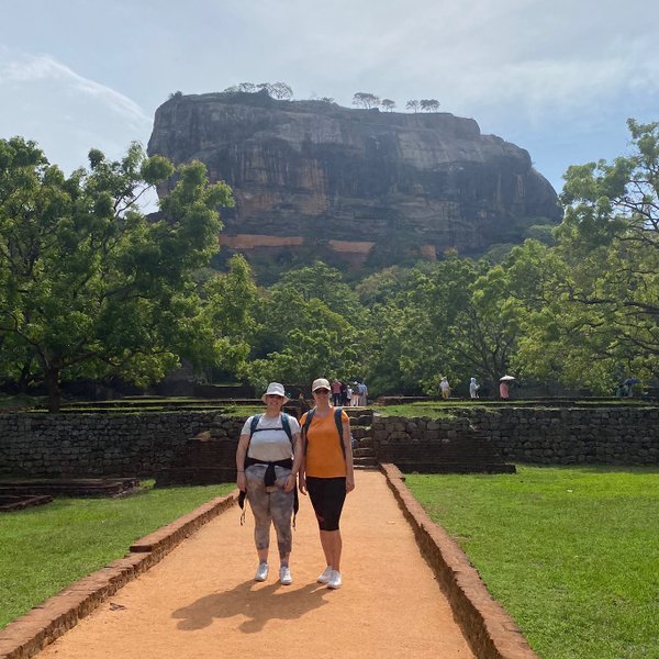 Zwei Frauen stehen lächelnd vor dem Löwenfelsen in Sigiriya – Sri Lanka Reise mit Kindern