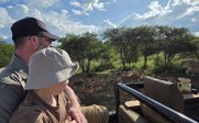 Vater und Sohn auf Safari zu Löwen - Südafrika Makutsi mit Kindern