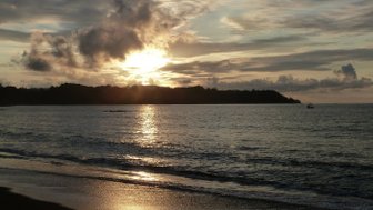 Sonnenuntergang über spiegelglattem Wasser am Strand – Costa Rica Reise mit Kindern