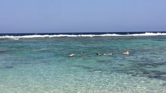 Kinder schnorcheln im Toten Meer und entdecken die Unterwasserwelt – Ägypten Reise mit Kindern