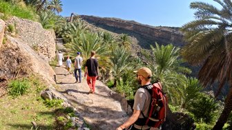 Familie spaziert im Dorf Misfat Al Abriyeen – Oman Reise mit Kindern