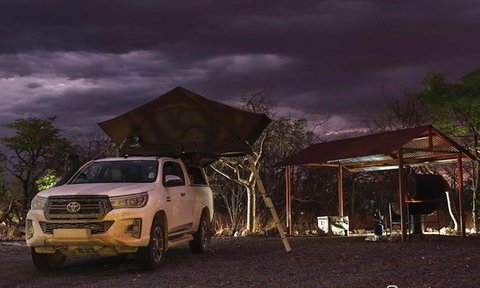 Außenbereich Nacht Etosha Safari Camp - Namibia Reise mit Kindern