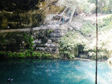 Tropfsteinhöhle mit smaragdgrünem Wasser im Herzen von Valladolid – Mexiko Familienreise