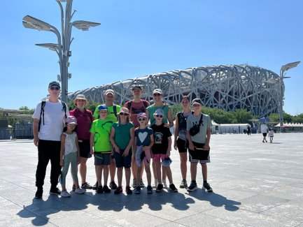 Reisegruppe macht ein Erinnerungsfoto vor dem berühmten Nationalstadion in Peking – China mit Kindern