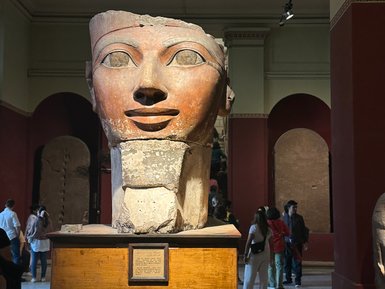 Statue der Königin Hatschepsut im Alten Ägyptischen Museum in Kairo - Ägypten Reise mit Kindern