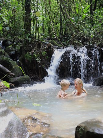 Mutter und Kind genießen das Baden im natürlichen Wasserbecken in La Tigra – Costa Rica Familienreise