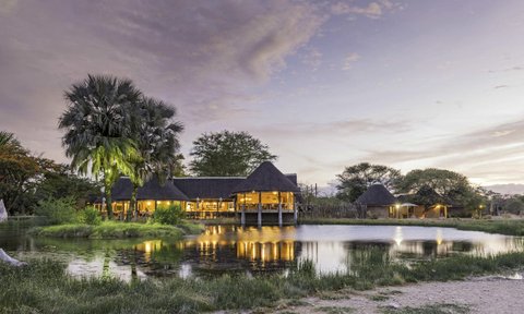 Außenansicht Onguma Bush Camp - Namibia Reise mit Kindern
