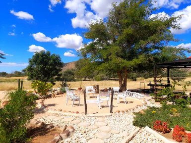 Gartenanlage Erongo Rocks Camping - Namibia Reise mit Kindern