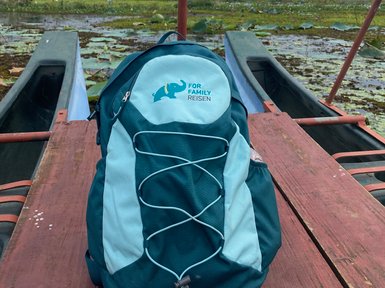 Rucksack von For Family Reisen auf einem Katamaran – Sri Lanka Familienreise