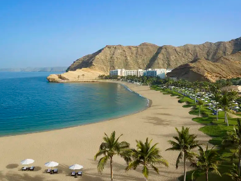 Malerischer Sandstrand am DoubleTree by Hilton Muscat Al Waha – Oman mit Kindern