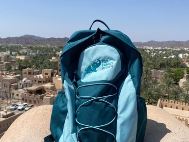 For Family Reisen Rucksack liegt in Nizwa – Oman mit Kindern