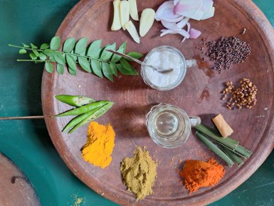 Bunte Gewürze und frische Zutaten in Sri Lanka – Sri Lanka Reise mit Kindern