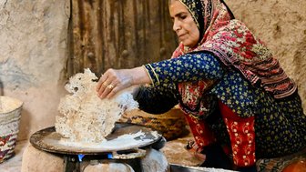 Frau beim Kunsthandwerk im Bait al Safah Museum in Al Hamra – Oman Familienreise