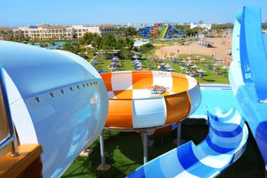 Blick auf die Rutschen im Jaz Aquamarine Resort in Hurghada – Ägypten Reise mit Kindern