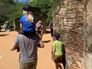 Familie erkundet die antiken Ruinen von Polonnaruwa – Sri Lanka Familienreise