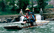 Familie auf Bambusfloßfahrt - China mit Kindern
